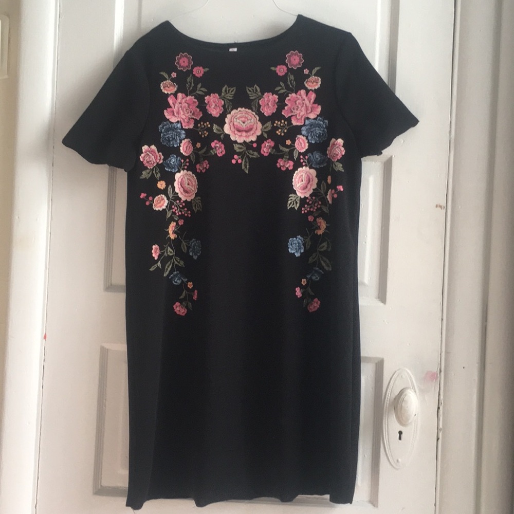 Rose Patterned Stretchy Black Dress